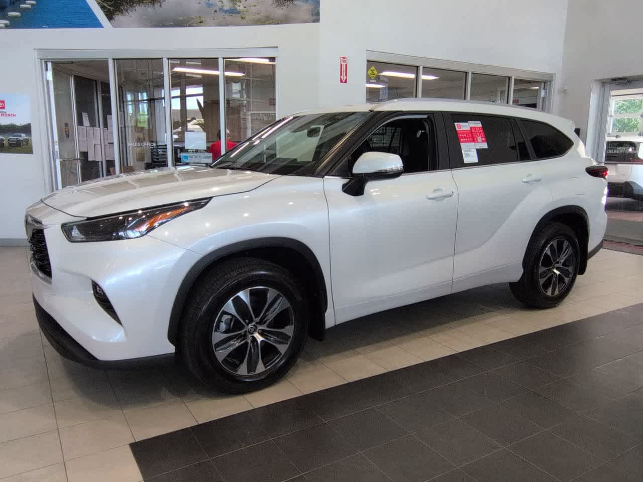 New 2026 Toyota Highlander XLE AWD/4WD image 3
