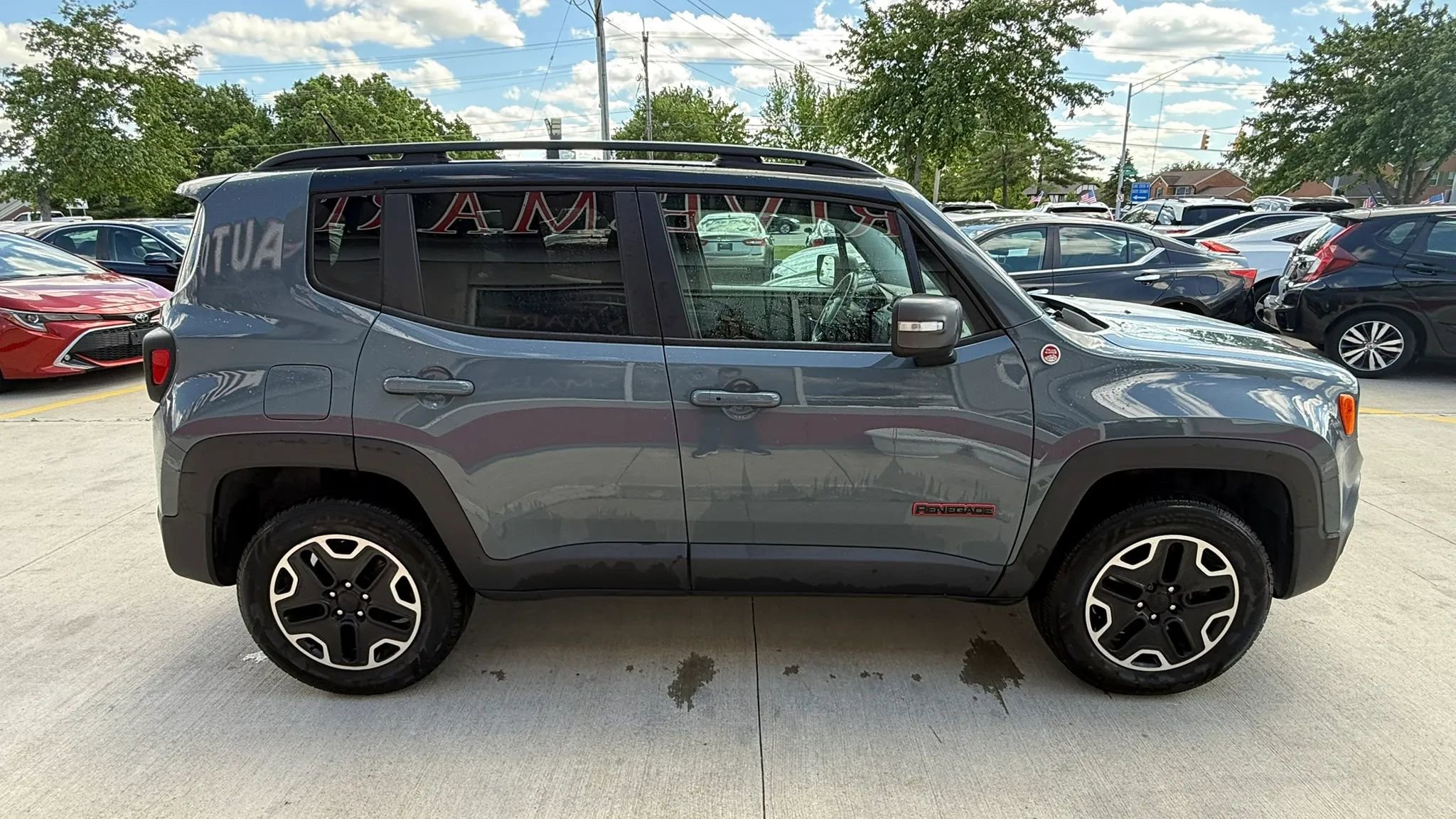 Used 2017 Jeep Renegade Trailhawk w/ Premium Trailhawk Package AWD/4WD image 8