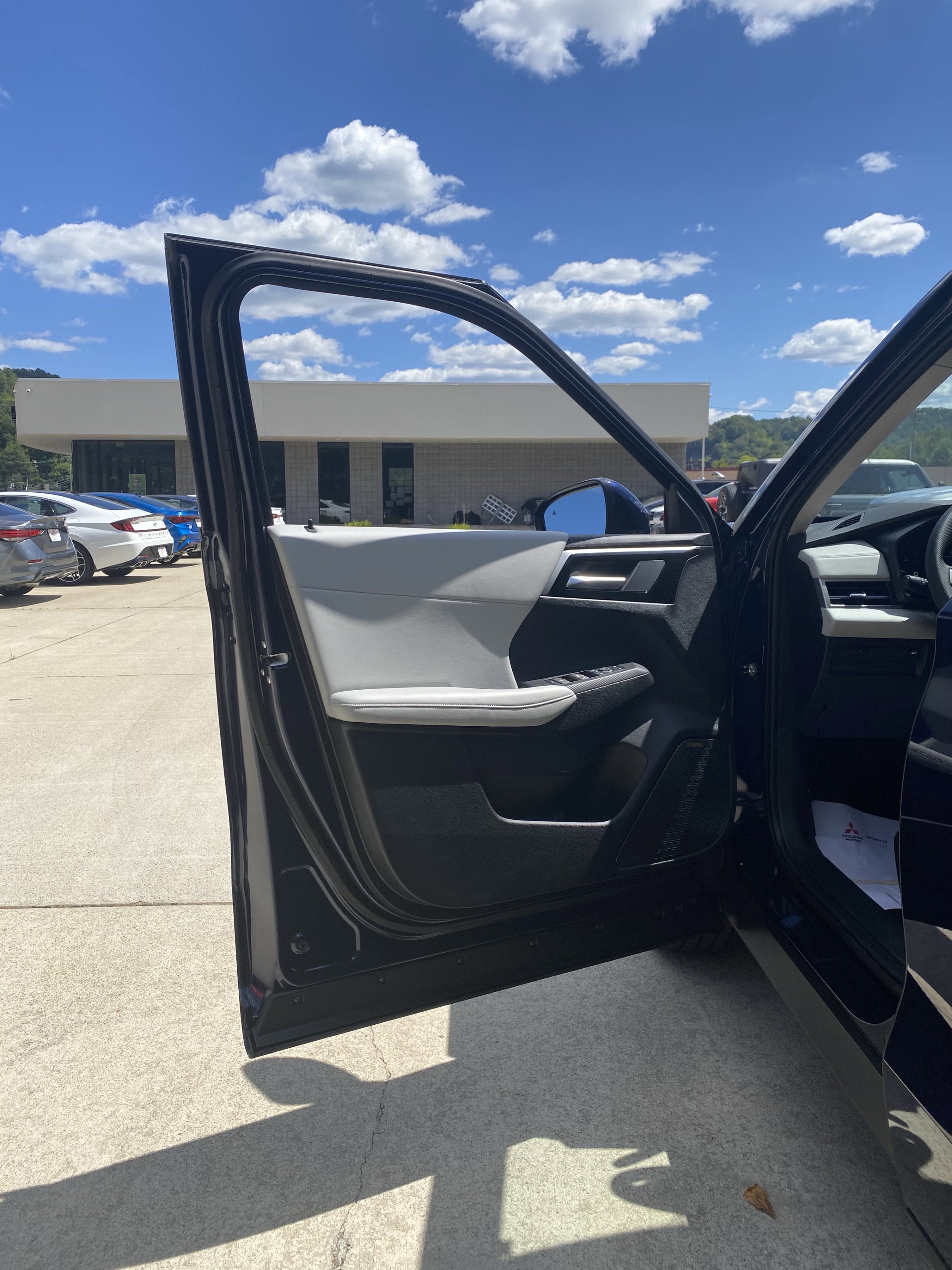 New 2025 Mitsubishi Outlander SE image 3