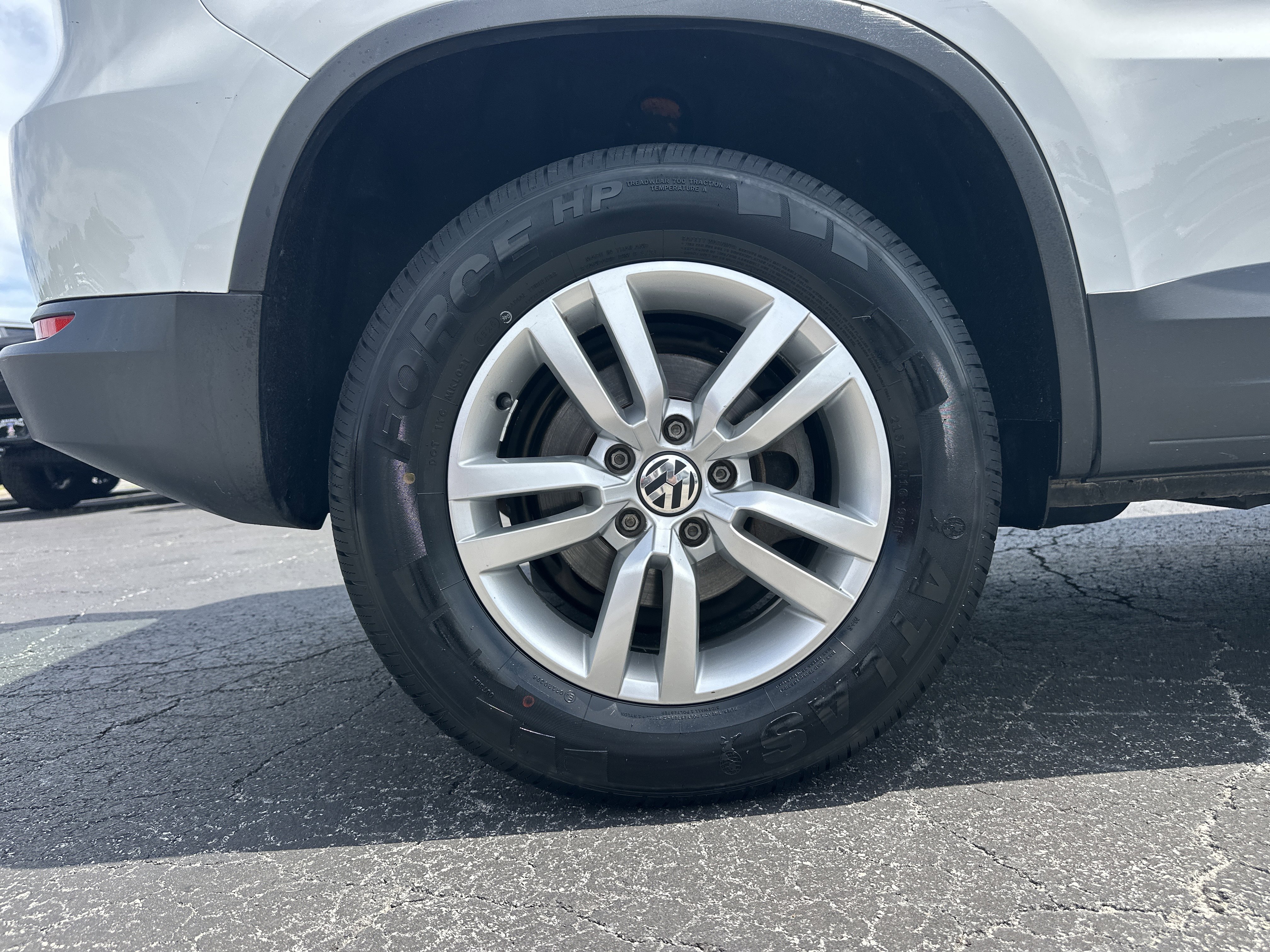 Used 2015 Volkswagen Tiguan SE FWD image 17