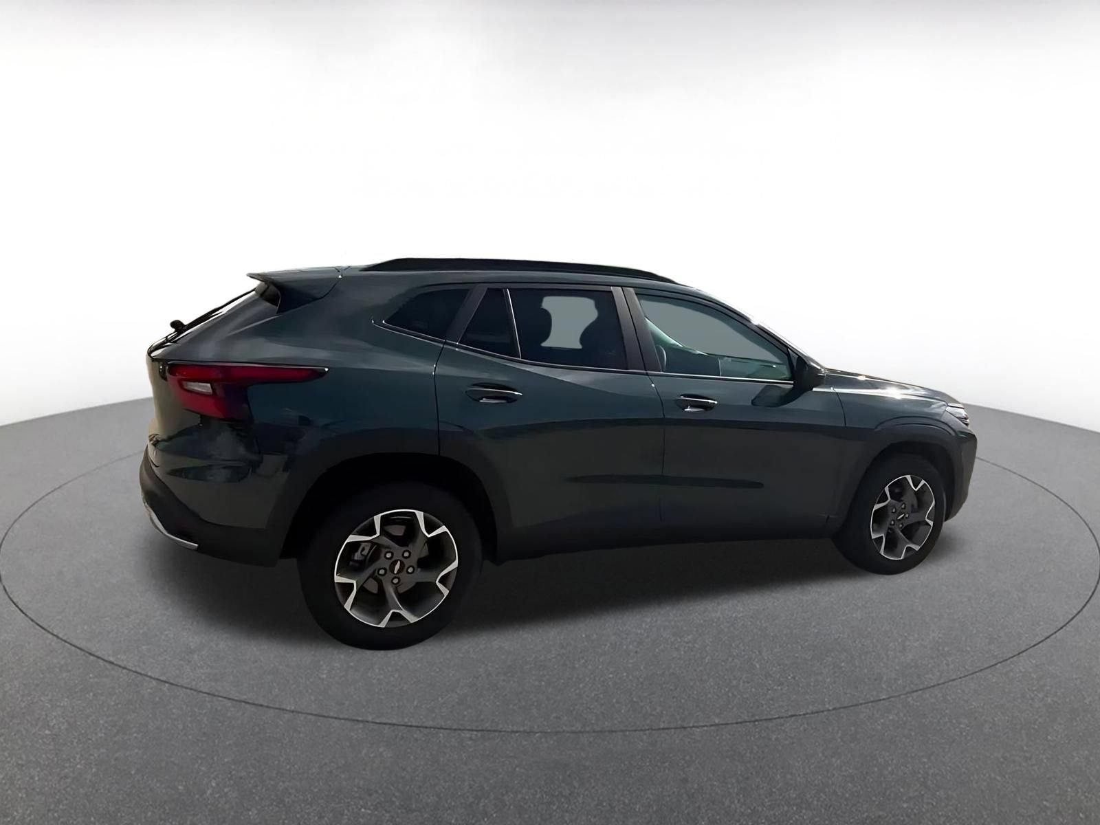 Used 2025 Chevrolet Trax LT FWD image 15