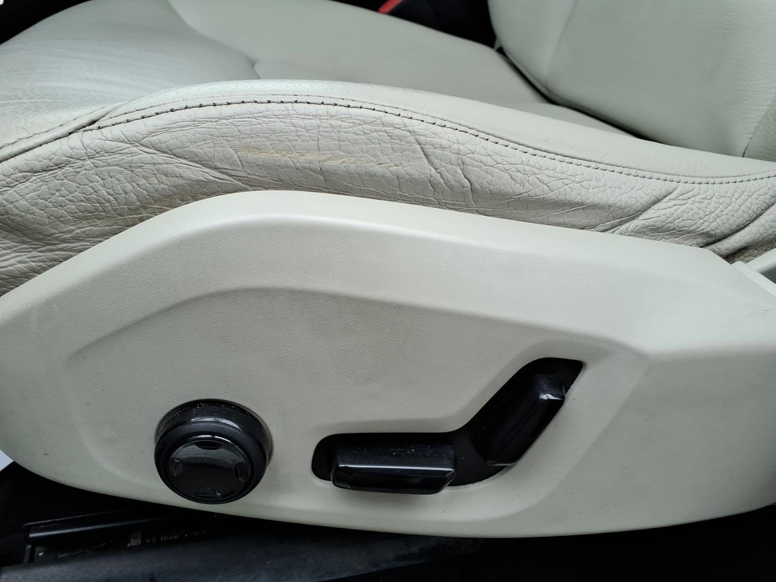 Used 2018 Volvo XC60 T6 Momentum w/ Convenience Package image 18