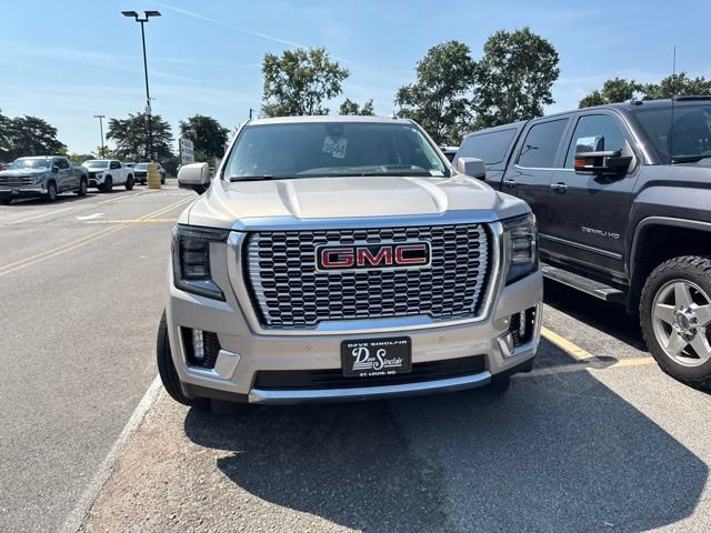 Used 2021 GMC Yukon XL Denali w/ Denali Premium Package AWD/4WD image 4