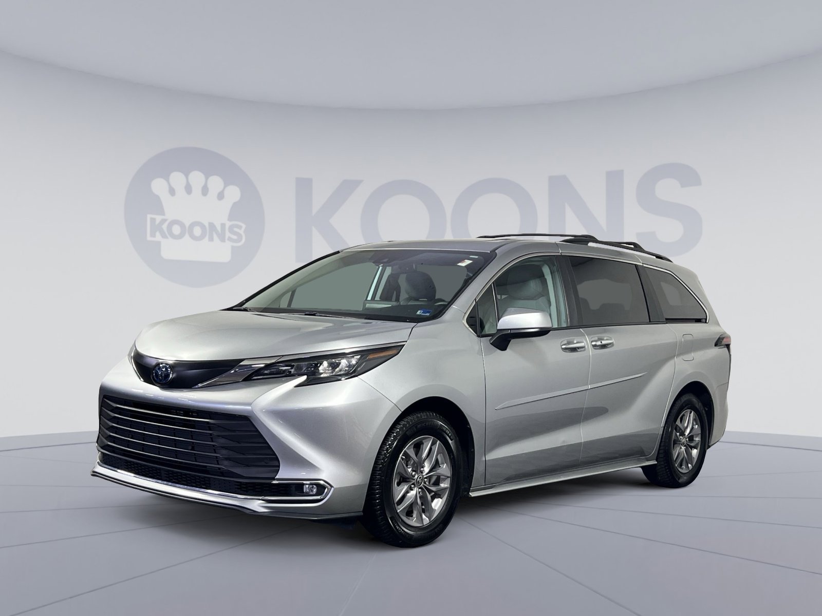Used 2024 Toyota Sienna XLE image 1