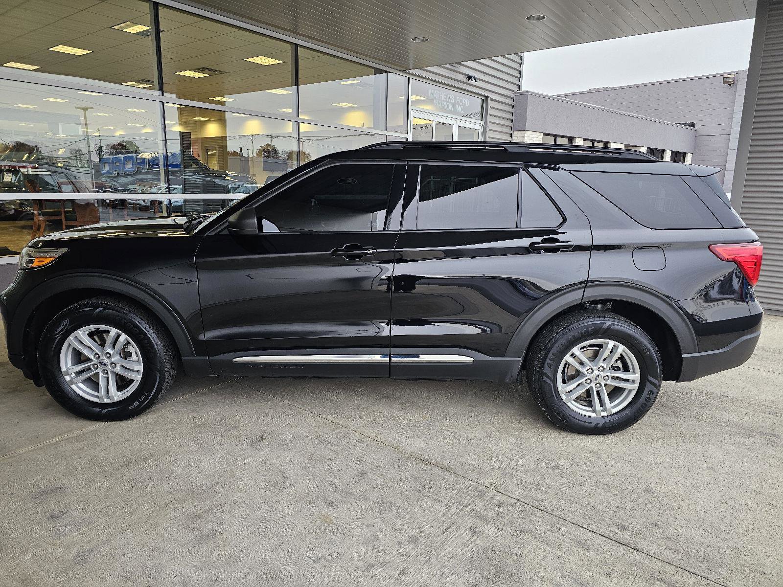 Used 2022 Ford Explorer XLT image 2
