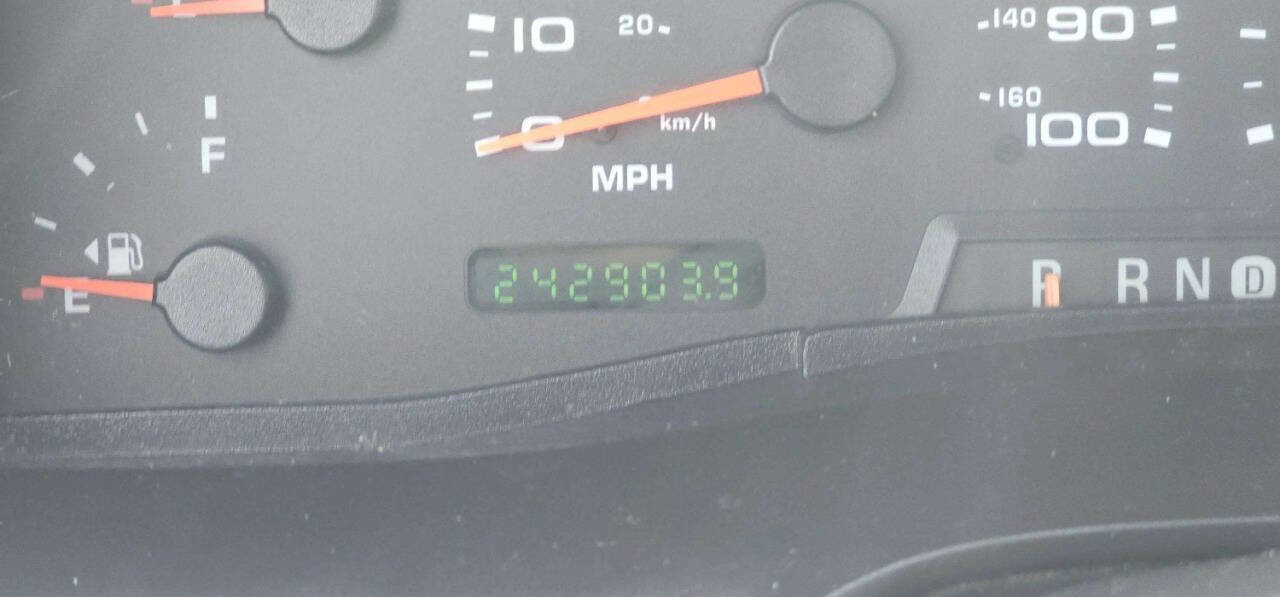 Used 2005 Ford Excursion XLT image 11