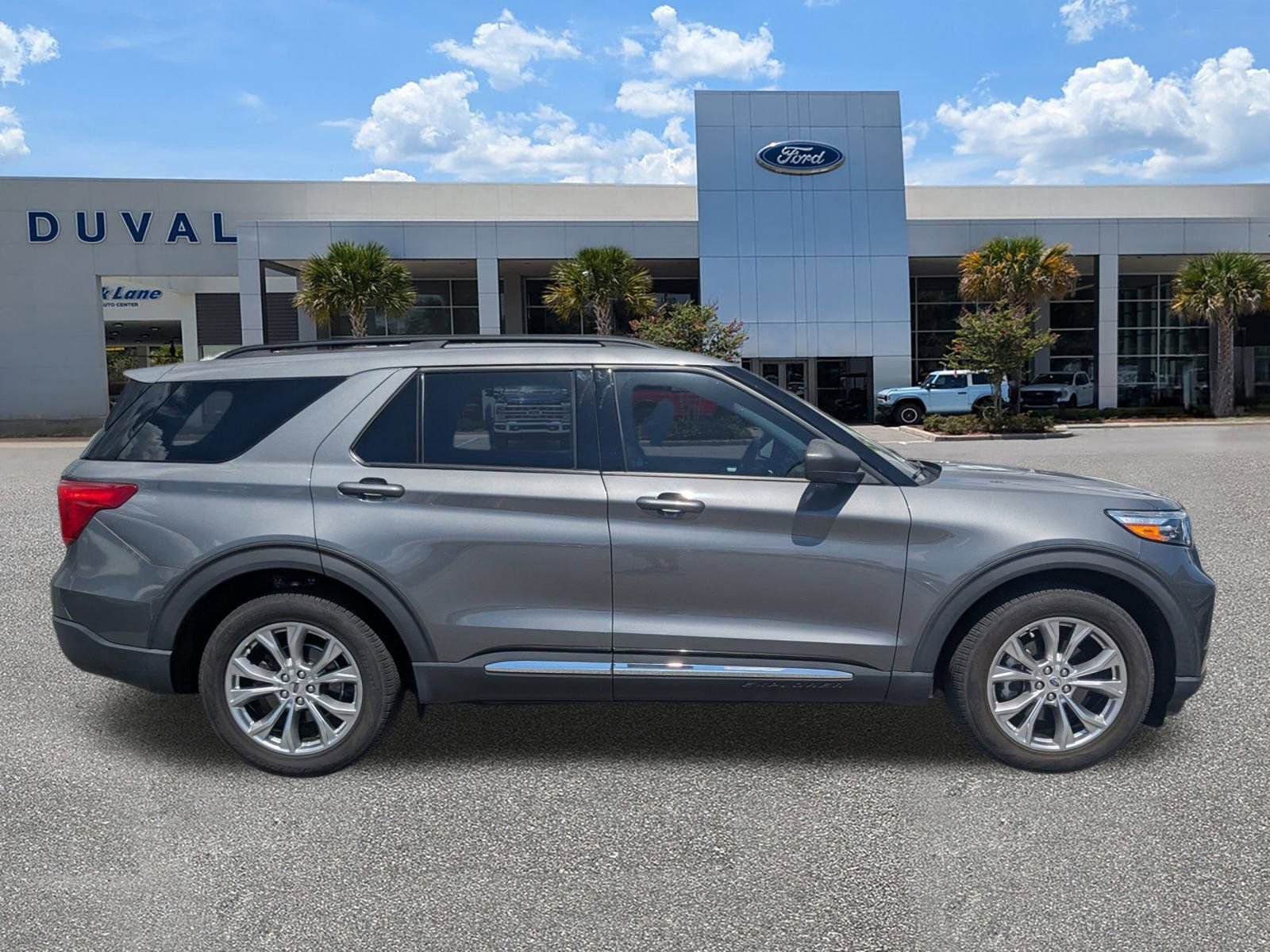 Used 2023 Ford Explorer XLT w/ Equipment Group 202A image 3