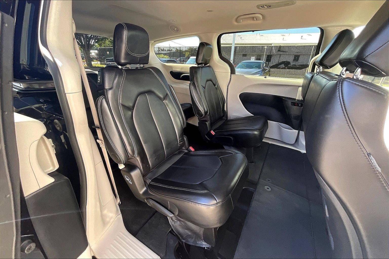 Used 2024 Chrysler Pacifica Touring-L FWD image 31