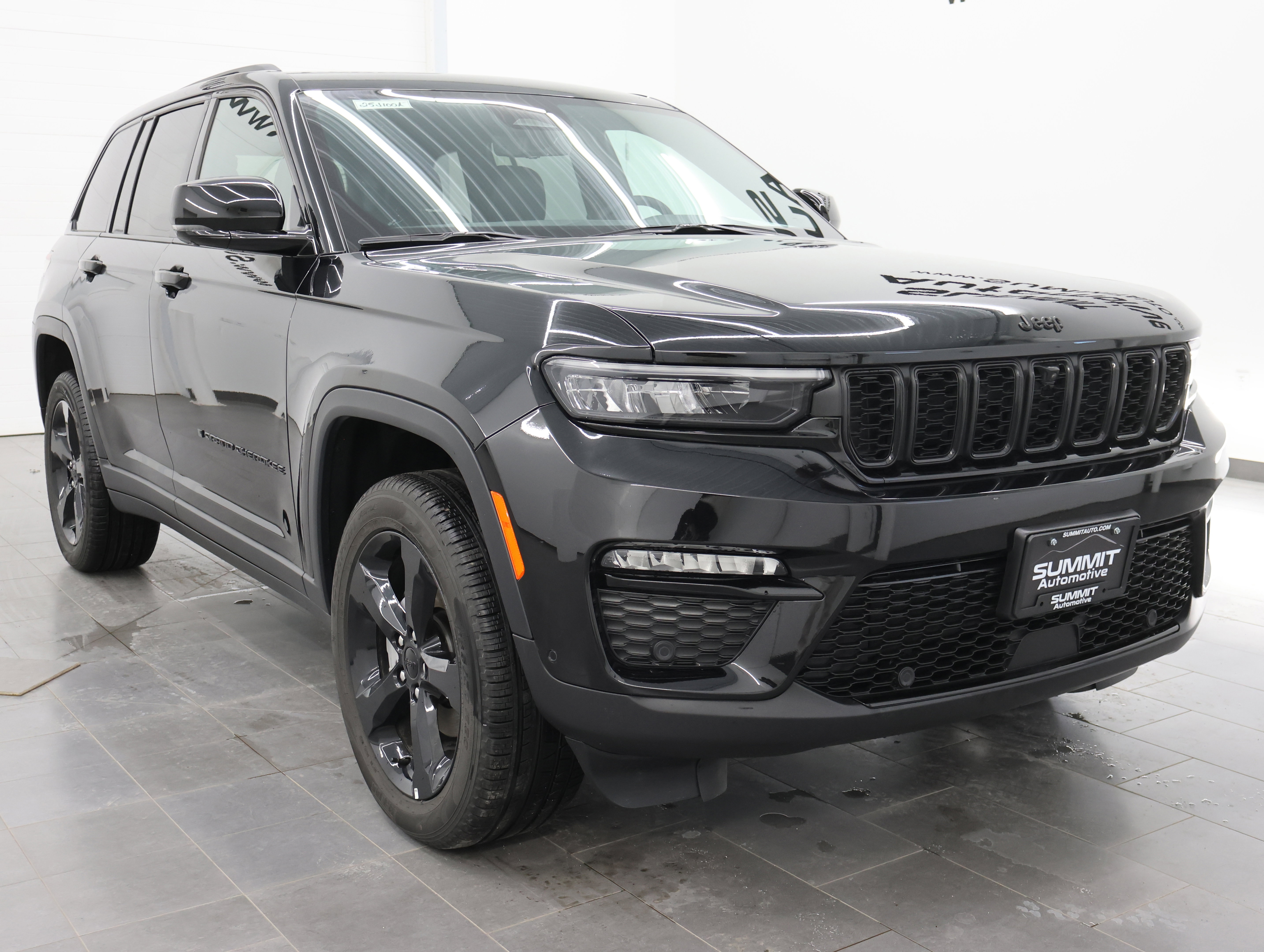 Used 2025 Jeep Grand Cherokee Limited w/ Luxury Tech Group II image 2