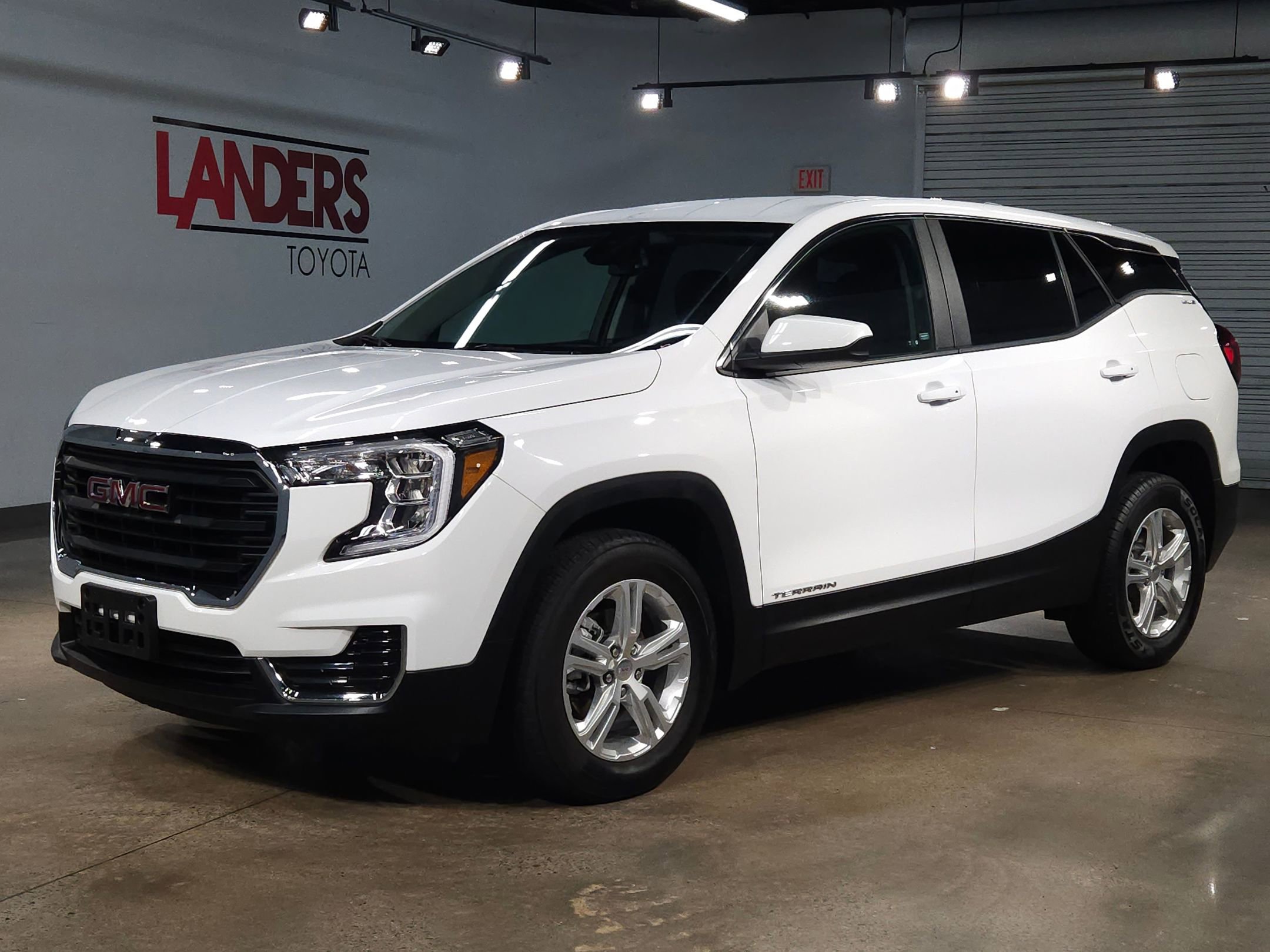 Used 2024 GMC Terrain SLE image 3