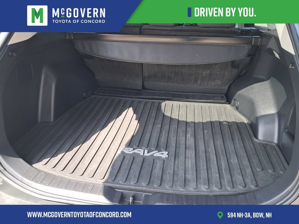Used 2021 Toyota RAV4 LE AWD/4WD image 4