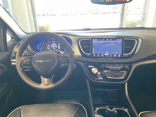 Used 2025 Chrysler Pacifica Limited FWD image 18