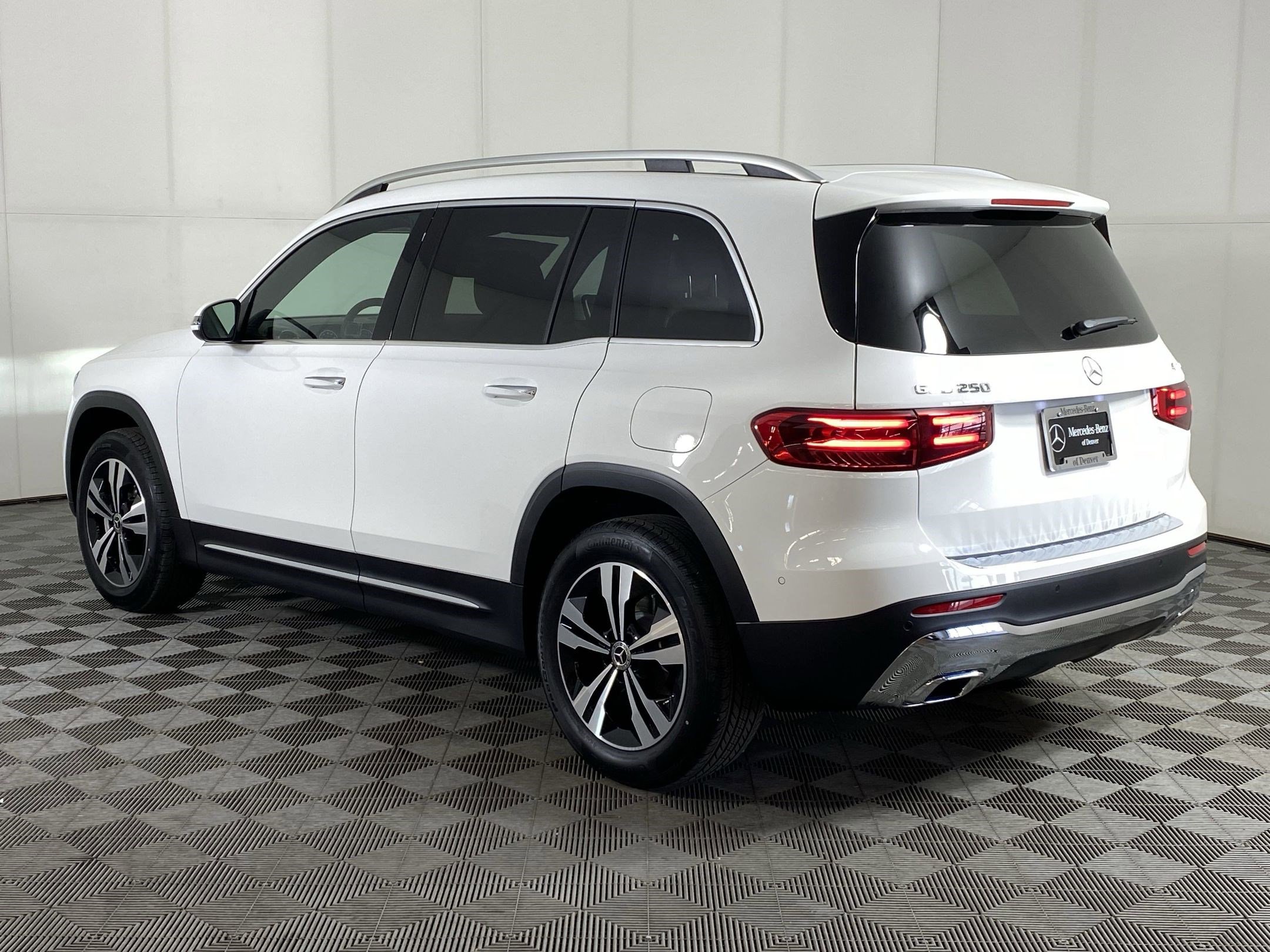 Used 2025 Mercedes-Benz GLB 250 4MATIC image 3