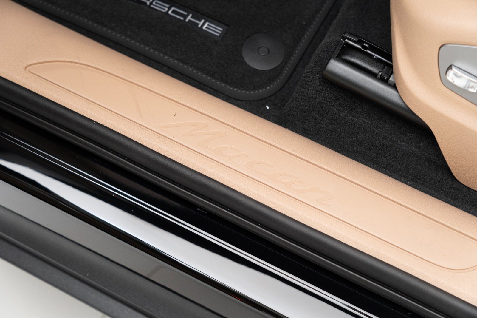 New 2025 Porsche Macan image 14