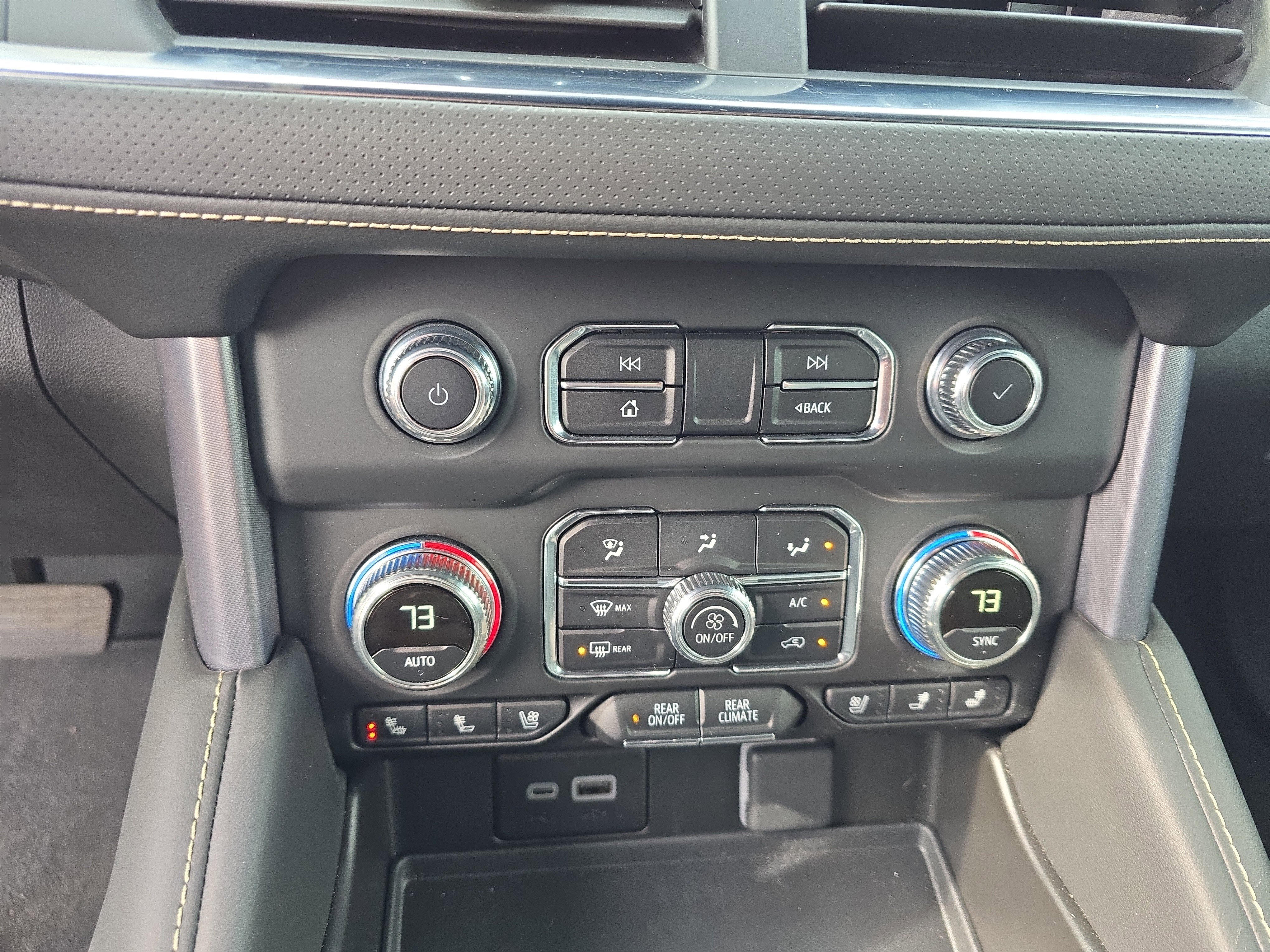 Used 2024 GMC Yukon SLT w/ SLT Luxury Package image 33