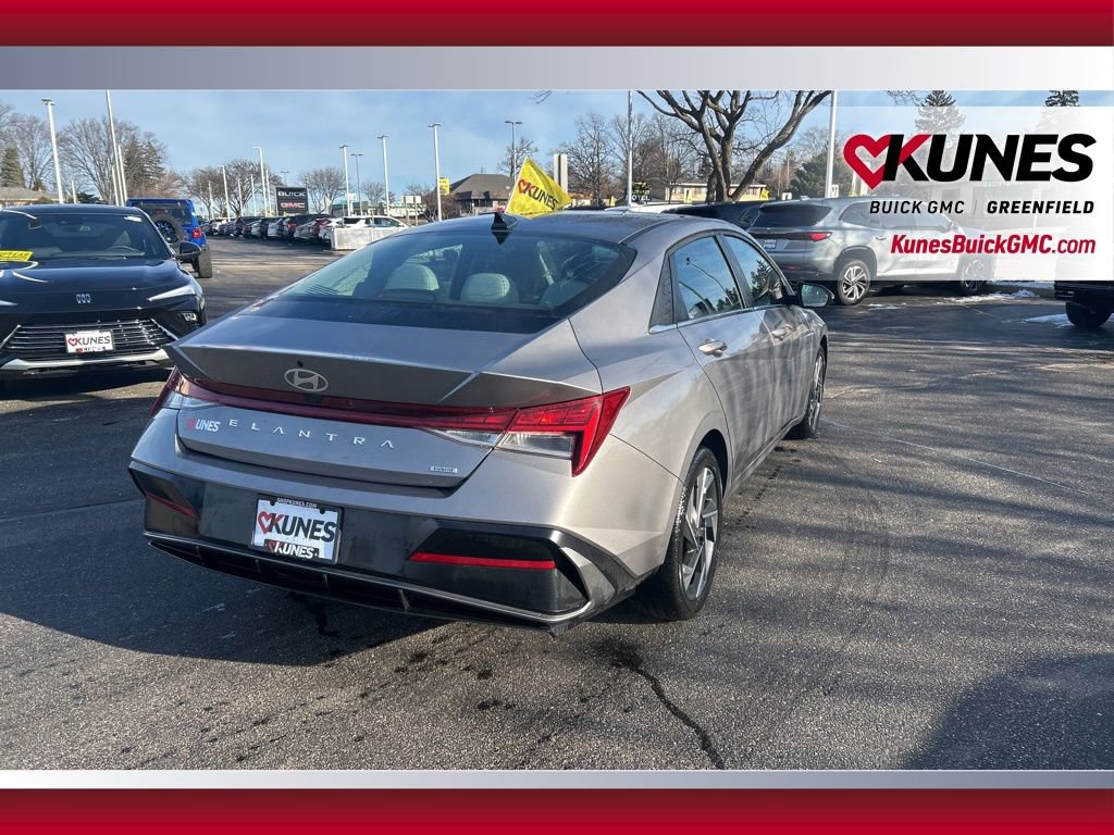 Used 2025 Hyundai Elantra Limited FWD image 5