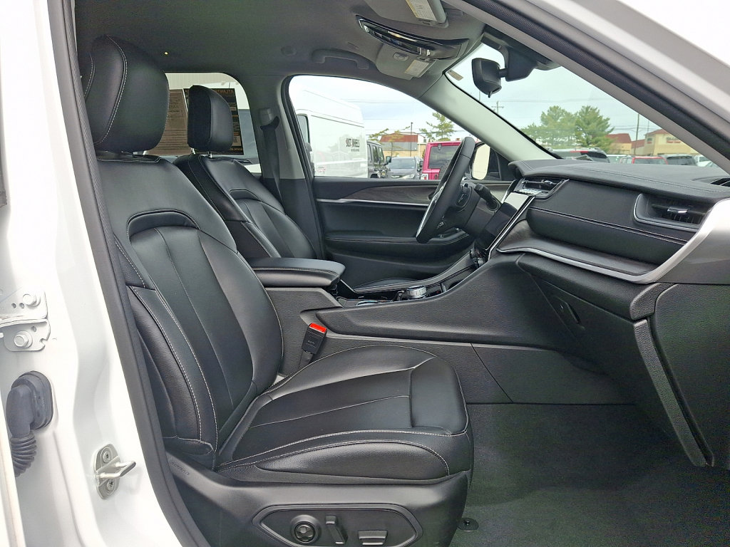Used 2023 Jeep Grand Cherokee Limited image 13
