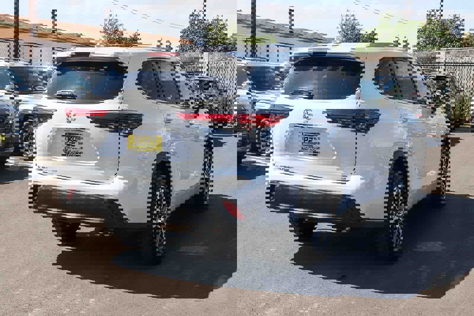 Used 2023 Toyota Highlander XLE image 4