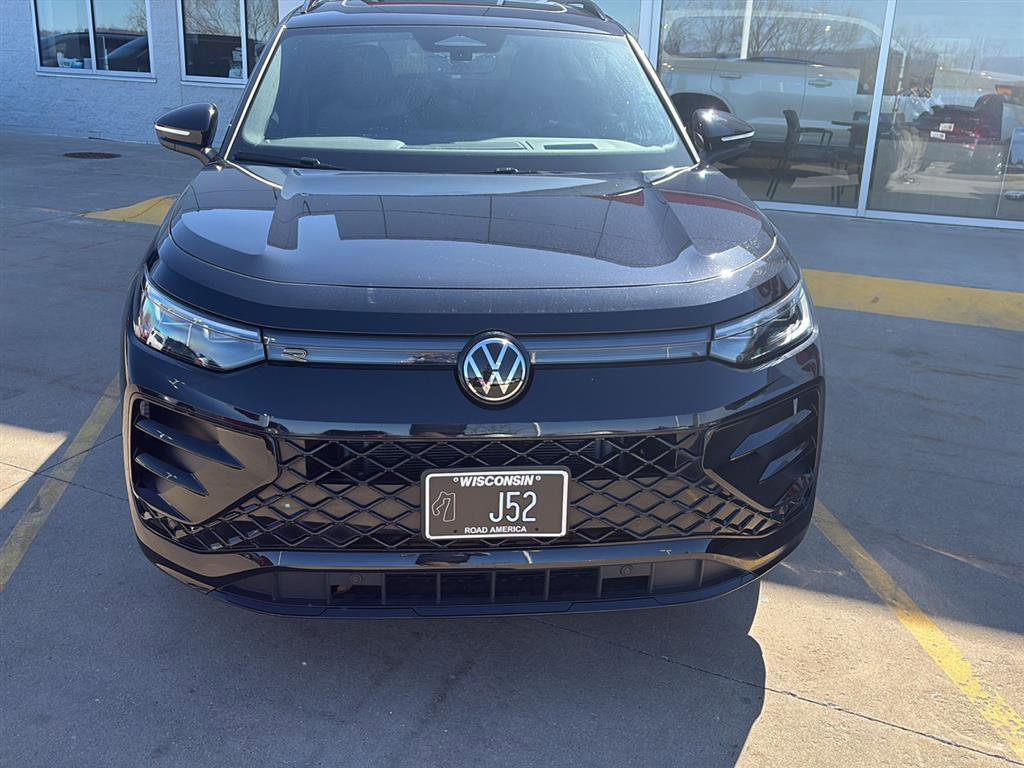 Used 2025 Volkswagen Tiguan SE R-Line image 11