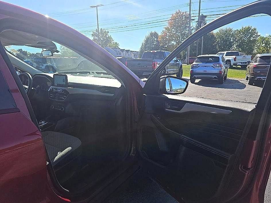 Used 2022 Ford Escape SE w/ Cold Weather Package image 31