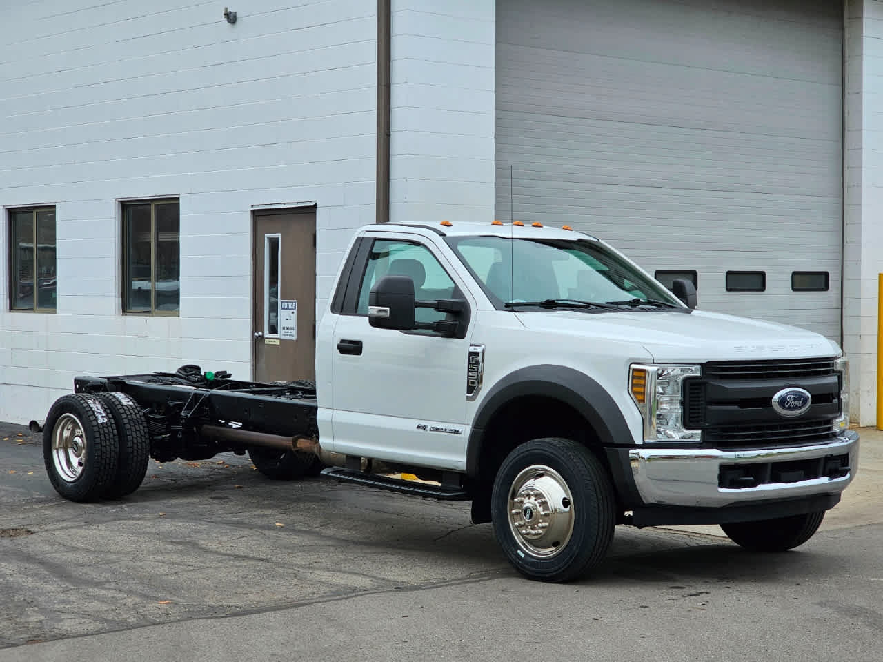 Used 2018 Ford F550 2WD Regular Cab Super Duty image 2