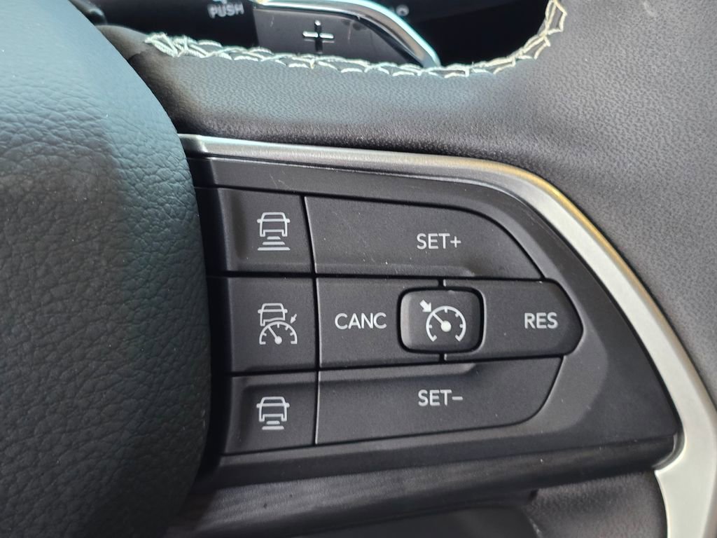 Used 2025 Jeep Grand Cherokee Altitude AWD/4WD image 23