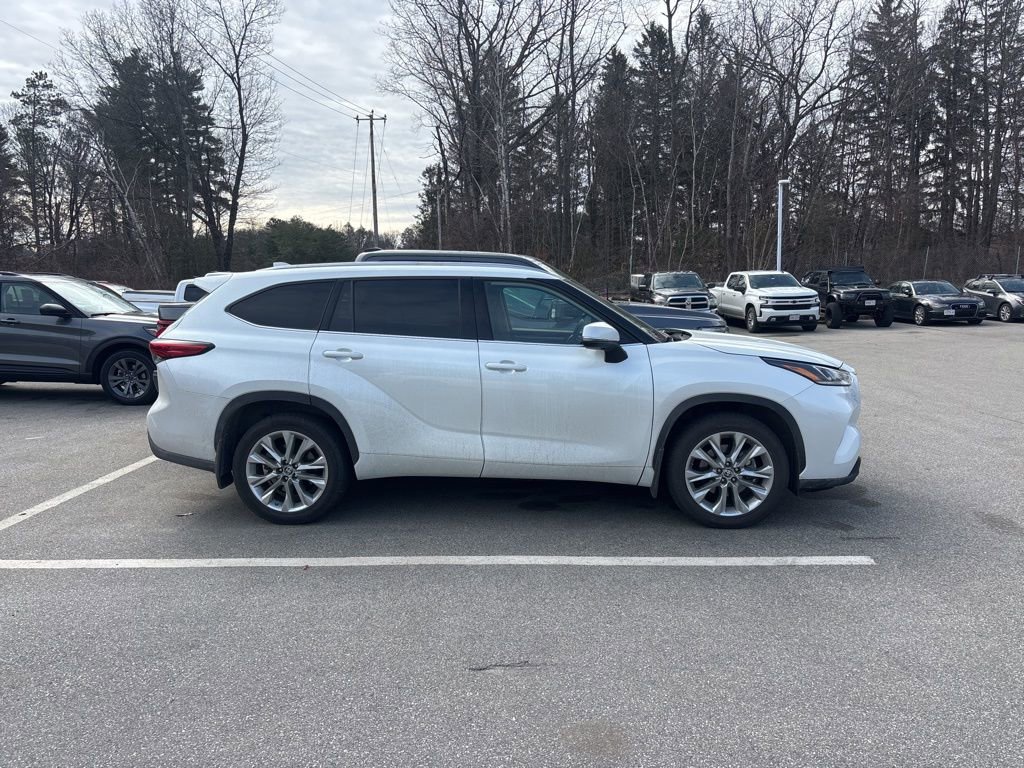 Used 2023 Toyota Highlander Limited image 3