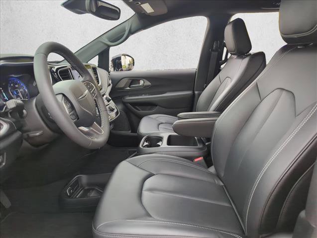Used 2025 Chrysler Pacifica Select image 17
