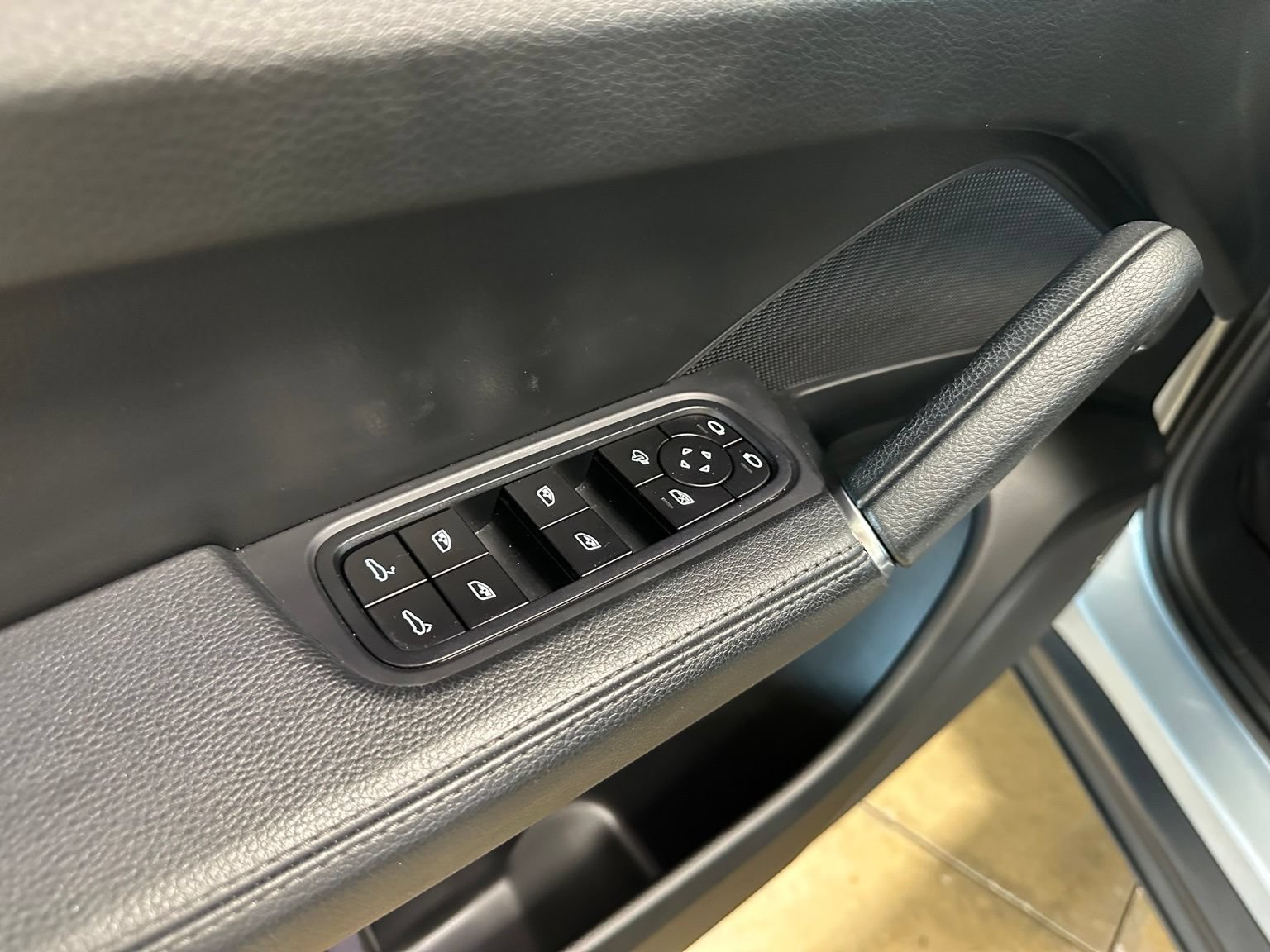 Used 2022 Porsche Cayenne Platinum Edition AWD/4WD image 12