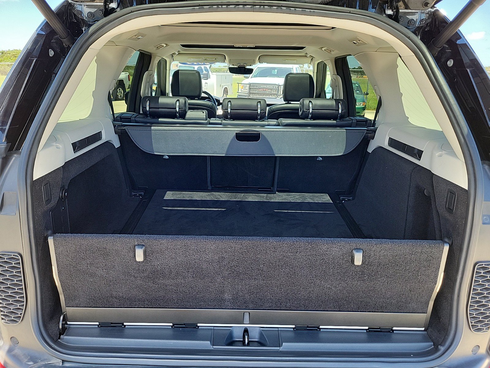 Used 2019 Land Rover Discovery SE AWD/4WD image 12