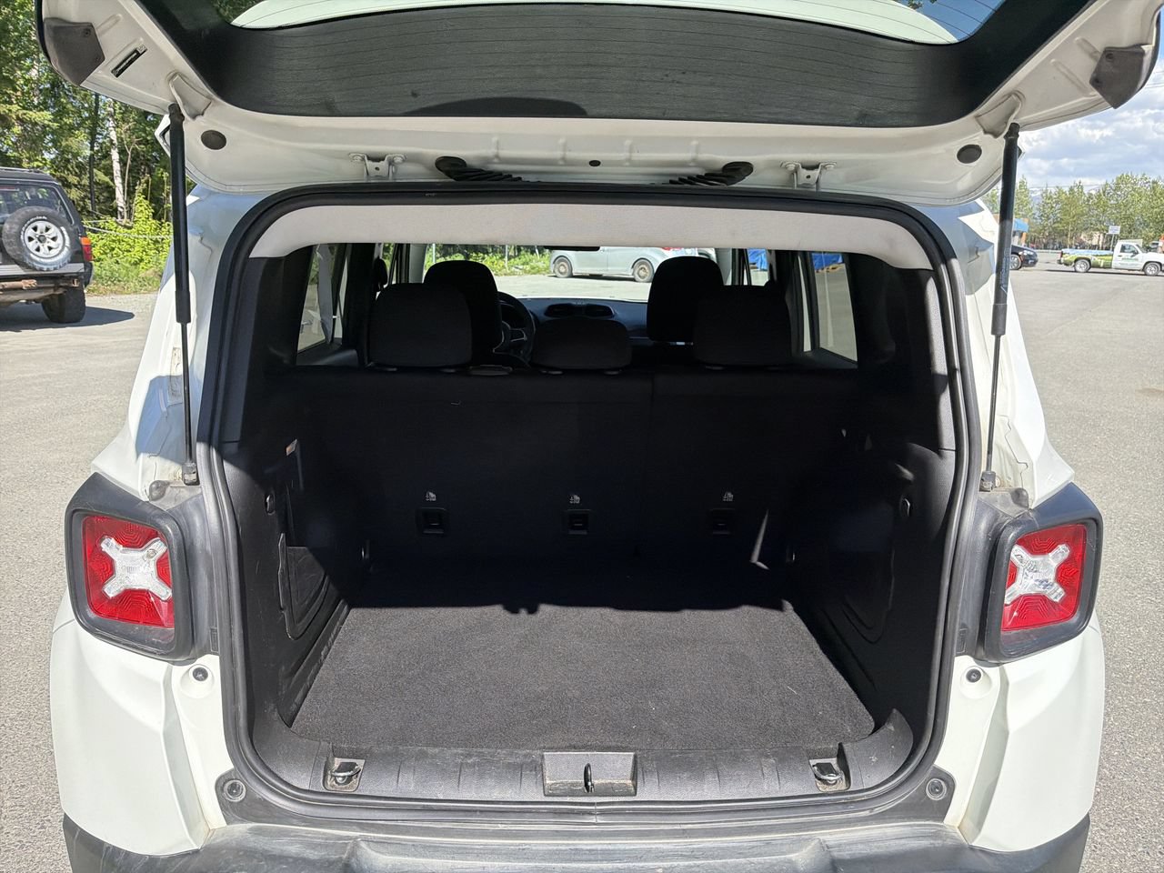 Used 2023 Jeep Renegade Latitude AWD/4WD image 22