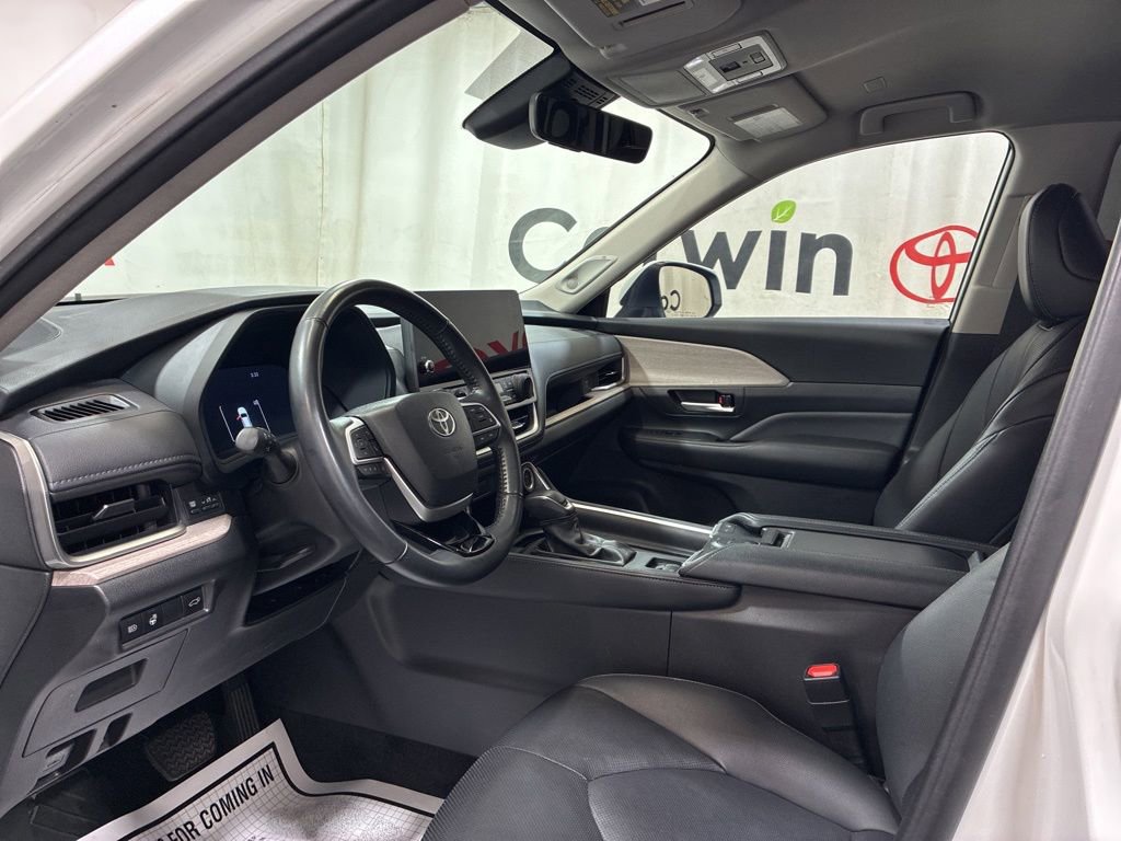 Used 2024 Toyota Grand Highlander AWD image 25