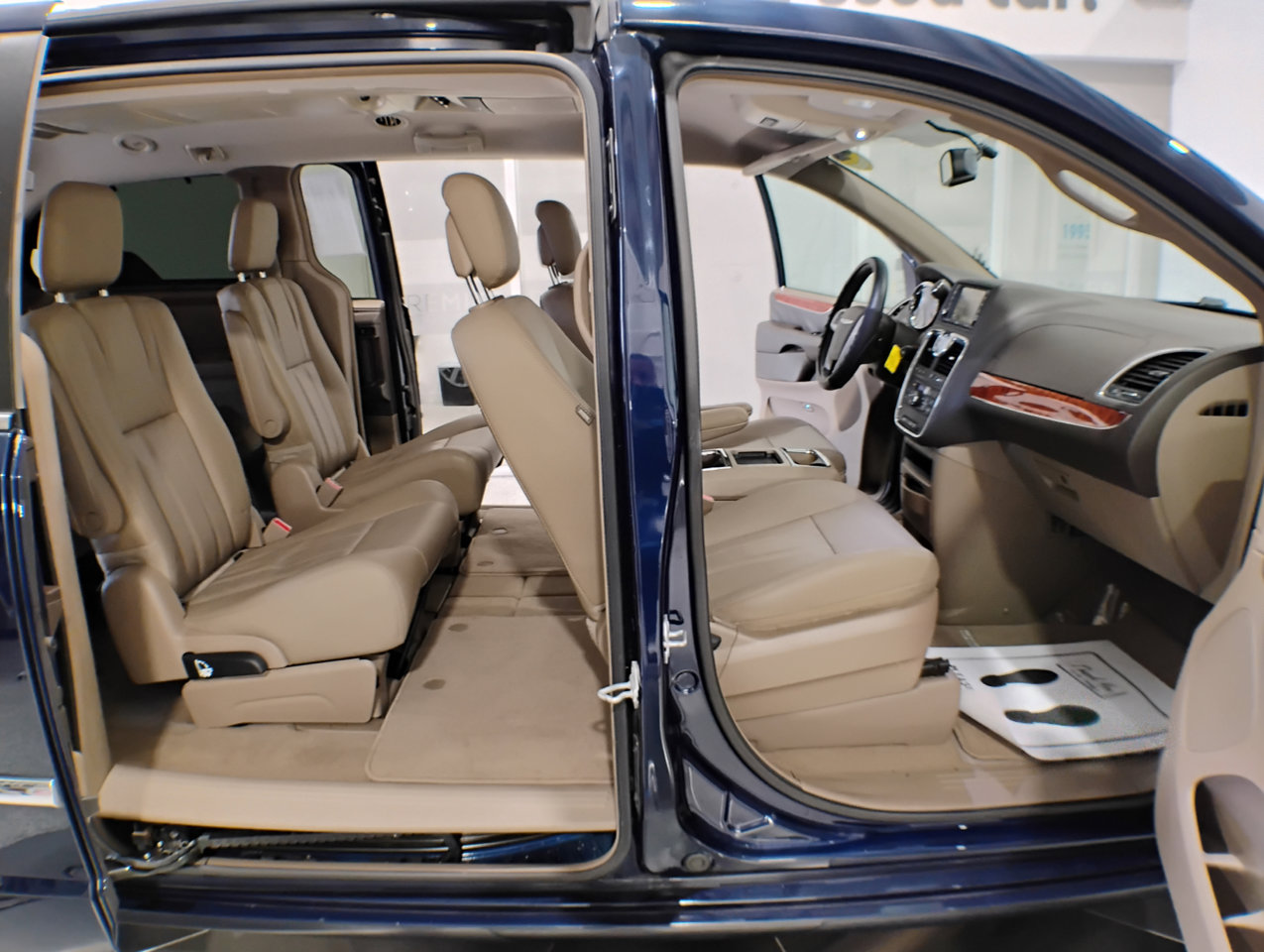 Used 2016 Chrysler Town & Country Touring image 86