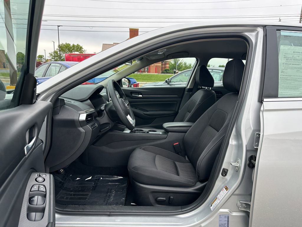 Used 2025 Nissan Altima 2.5 SV FWD image 23