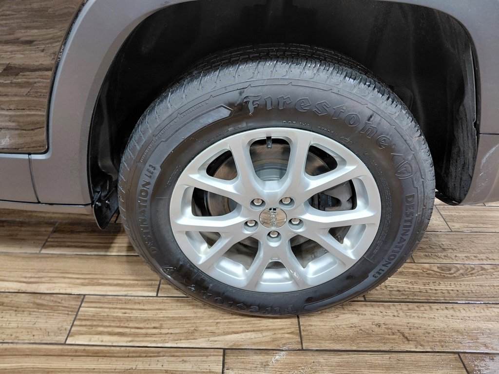 Used 2018 Jeep Cherokee Latitude Plus w/ Cold Weather Group image 17