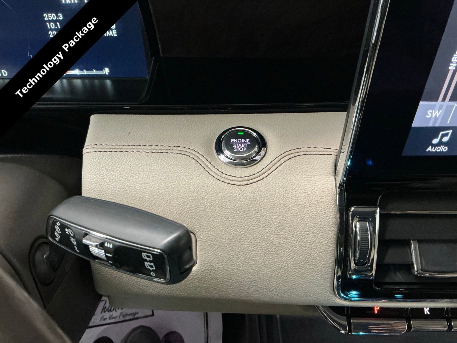 Used 2018 Lincoln Navigator Select w/ Technology Package image 30