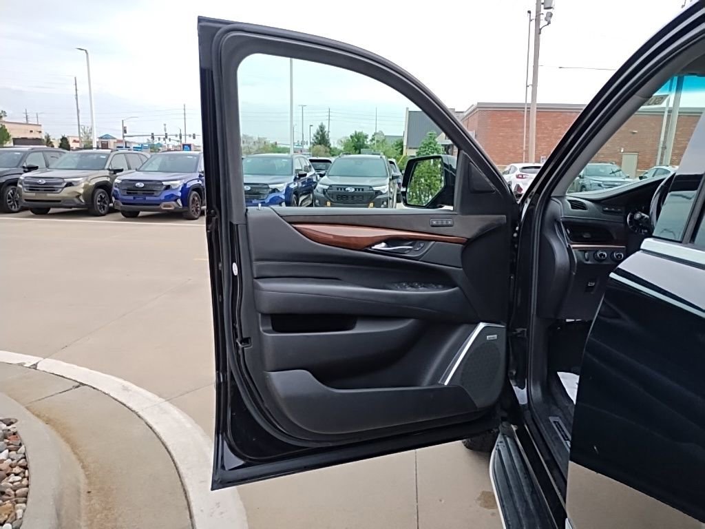 Used 2018 Cadillac Escalade ESV Premium Luxury AWD/4WD image 19