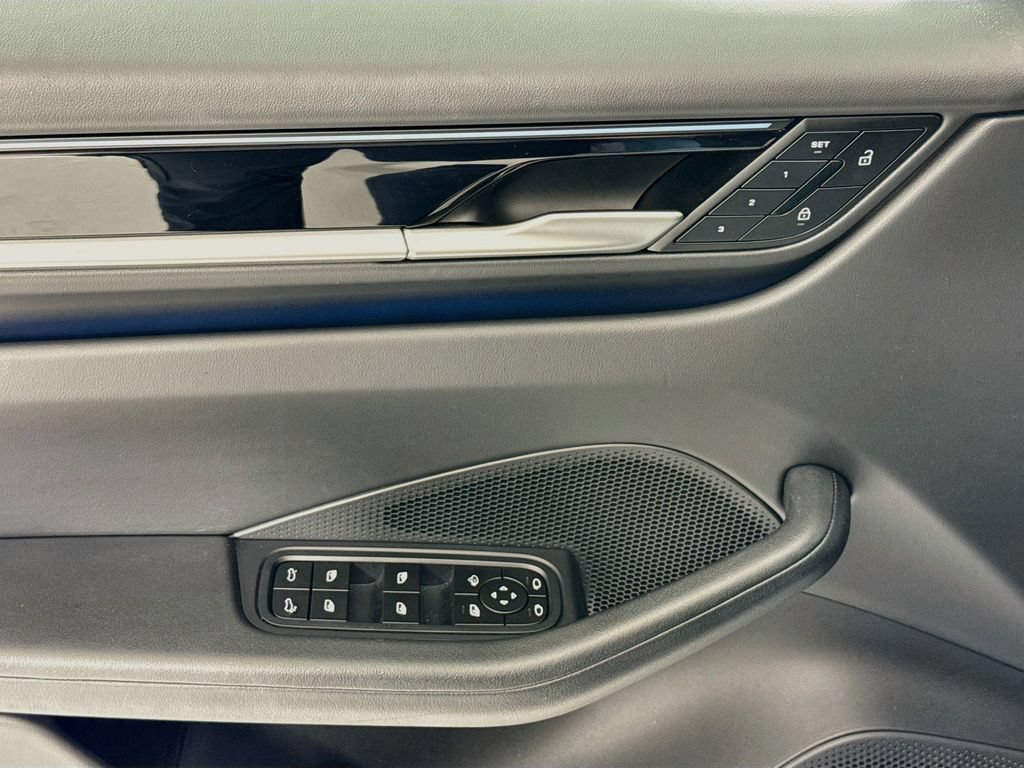 Certified 2025 Porsche Macan Electric RWD image 11