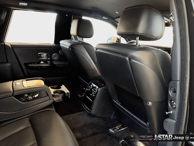 Used 2022 Rolls-Royce Phantom Sedan RWD image 37