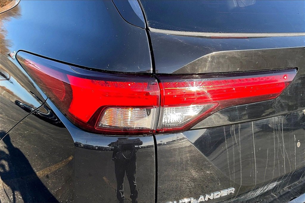 Used 2022 Mitsubishi Outlander SE image 26