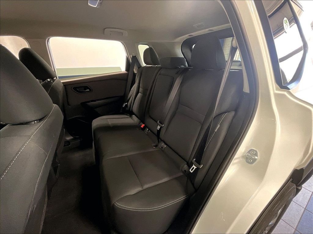 Used 2023 Nissan Rogue S AWD/4WD image 15