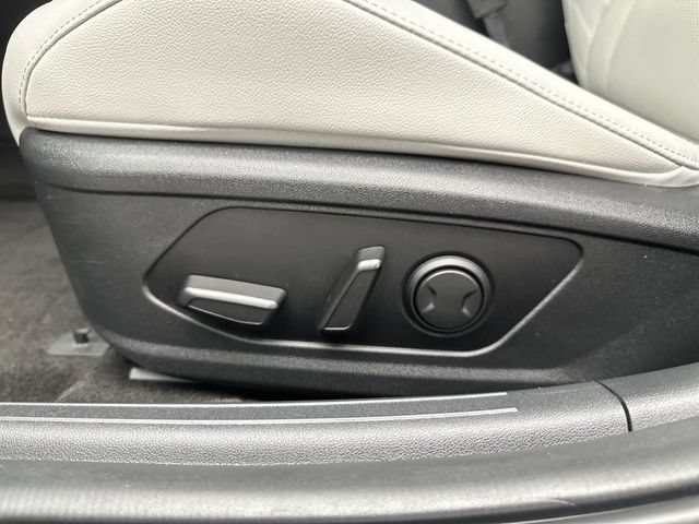 Used 2022 Hyundai Elantra Limited w/ Preferred Accessory Package FWD image 12