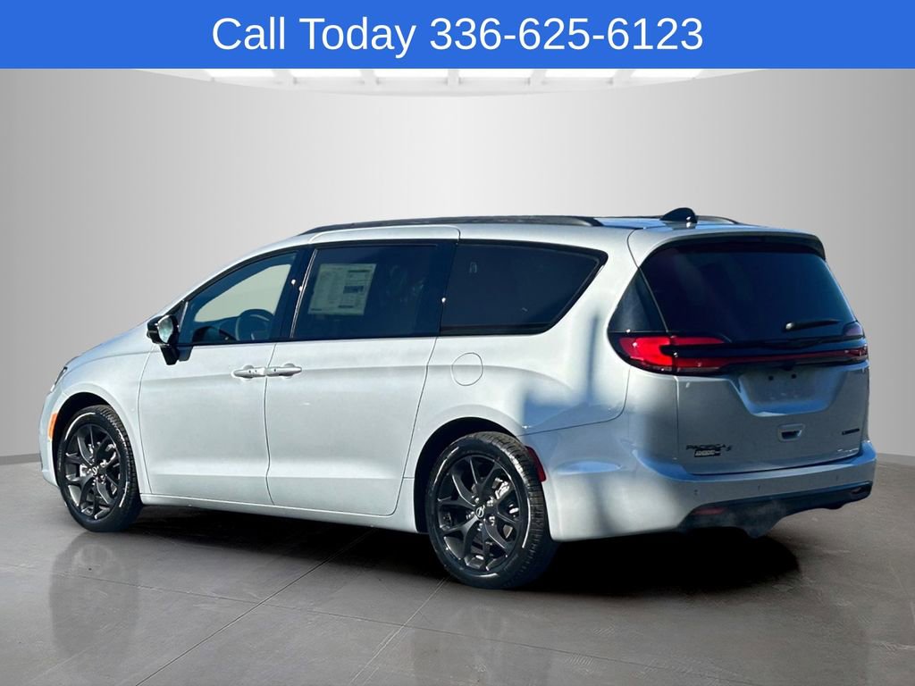 New 2026 Chrysler Pacifica Limited w/ S Appearance Package FWD image 3