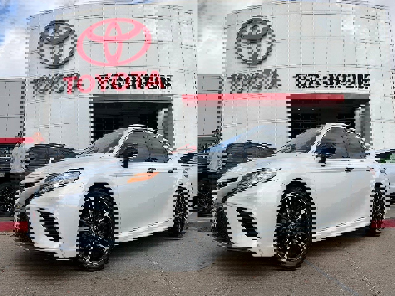 Used 2020 Toyota Camry XSE image 2