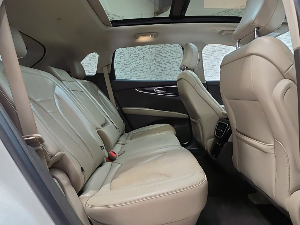 Used 2022 Lincoln Nautilus Reserve image 12