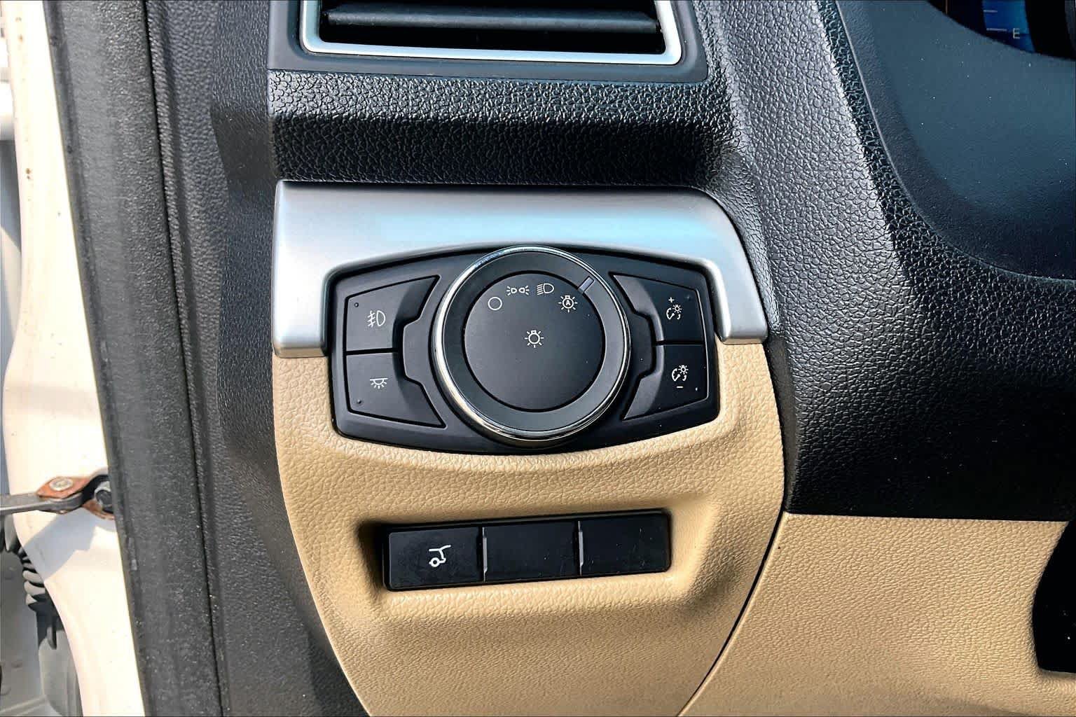 Used 2017 Ford Explorer XLT w/ Equipment Group 202A FWD image 36