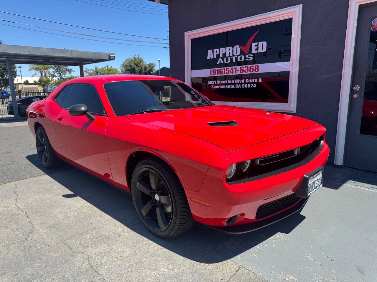 Used 2015 Dodge Challenger SXT RWD image 1