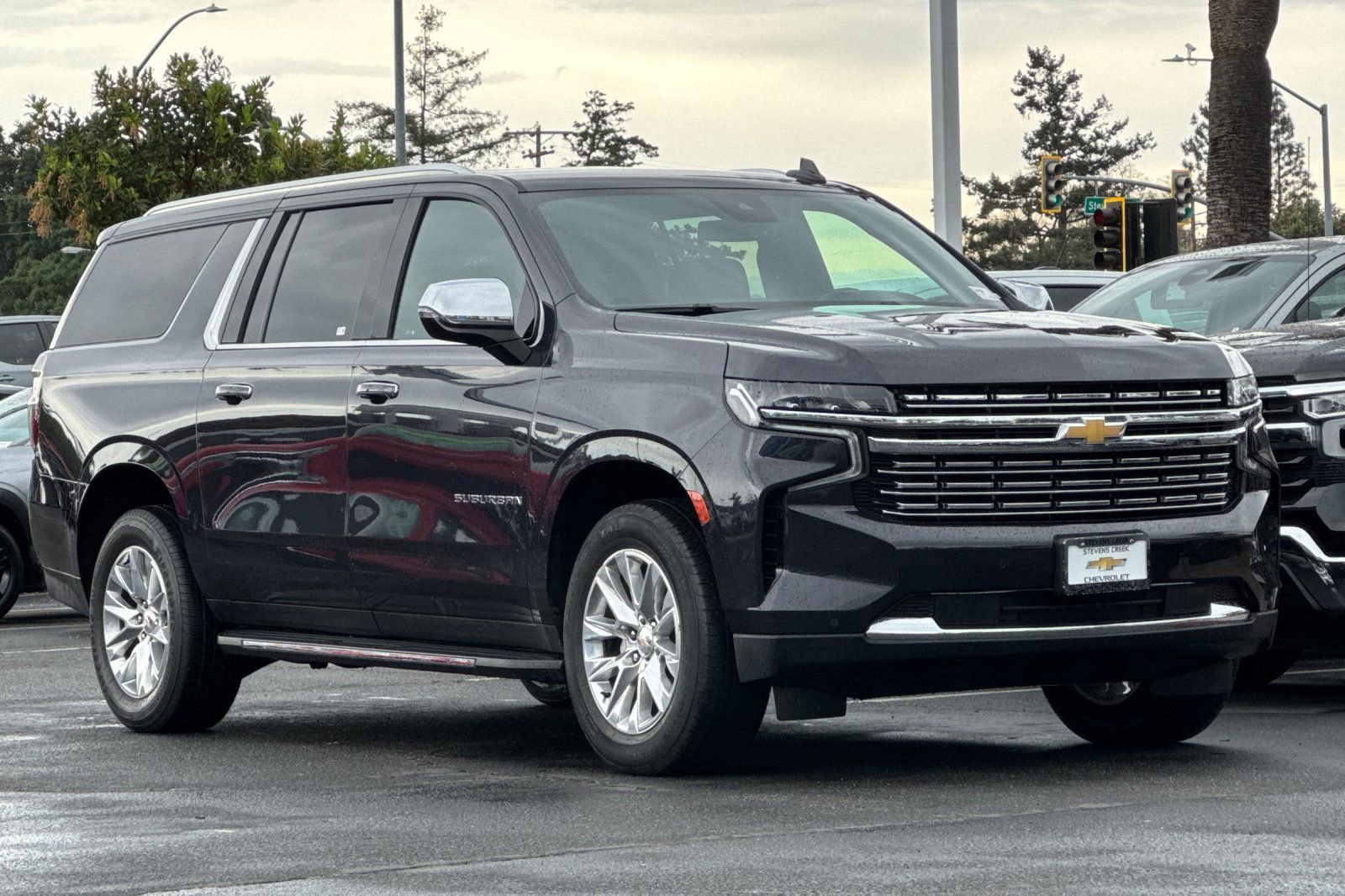 Used 2024 Chevrolet Suburban Premier image 2