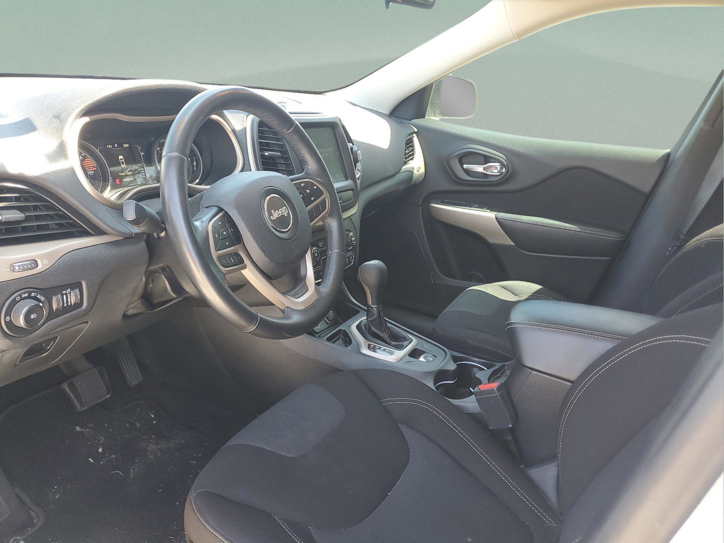 Used 2017 Jeep Cherokee Latitude FWD image 15