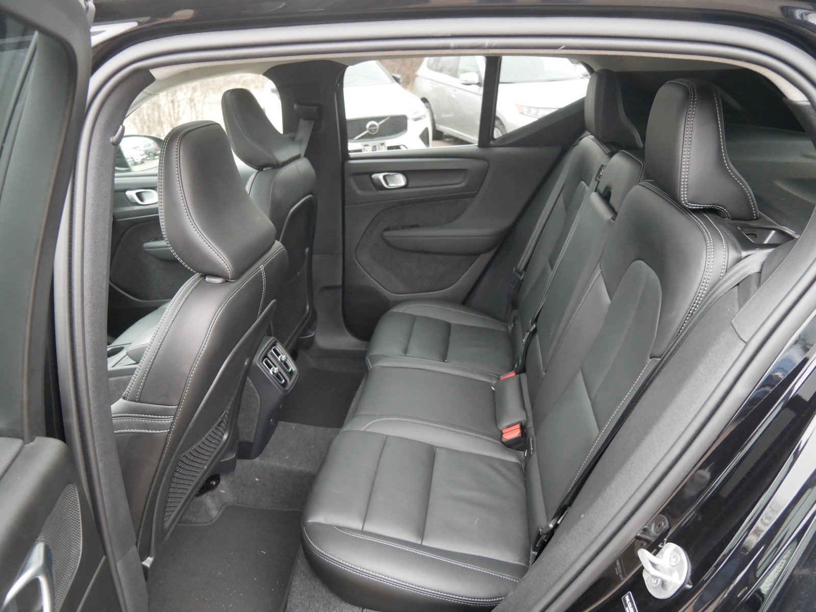 Used 2025 Volvo XC40 B5 Core image 10